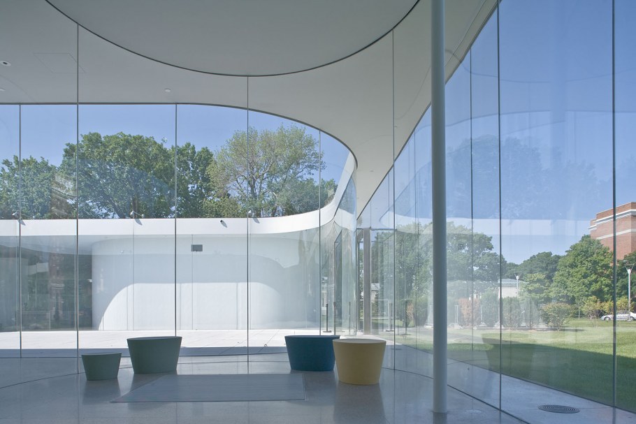 Зеркальные стеклянные поверхности в интерьере