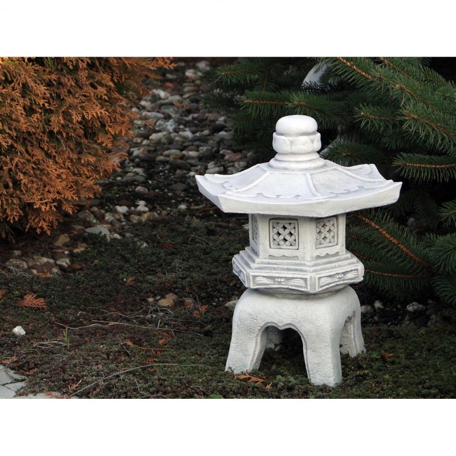 Сад камней на газоне