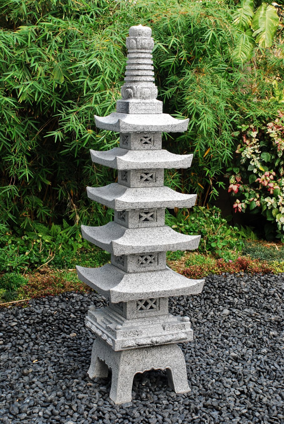 Японский каменный фонарь для сада