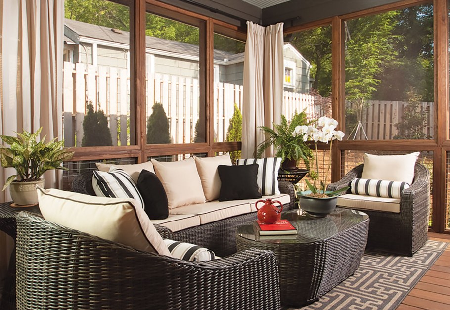 Веранда гостиная с камином