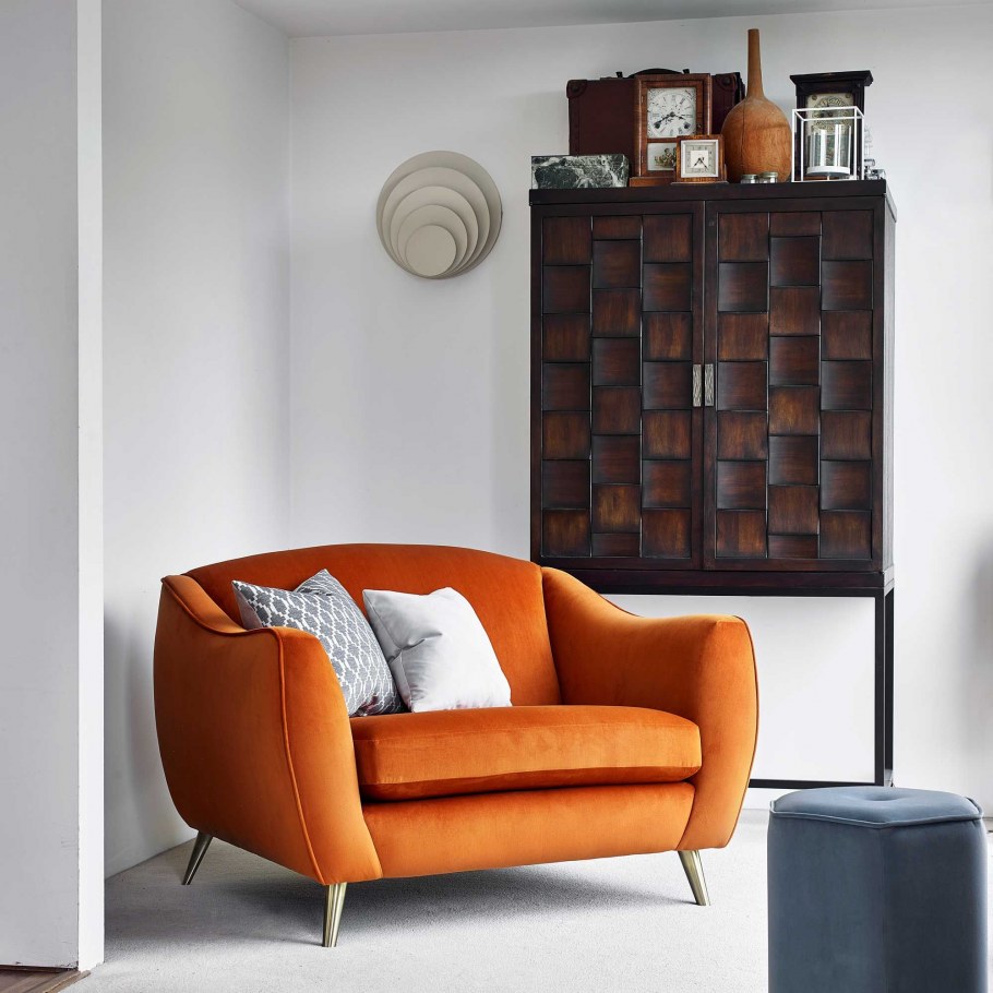 Оранжевое кресло в интерьере квартиры