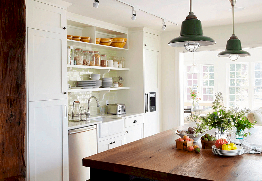Открытые полки в интерьере кухни