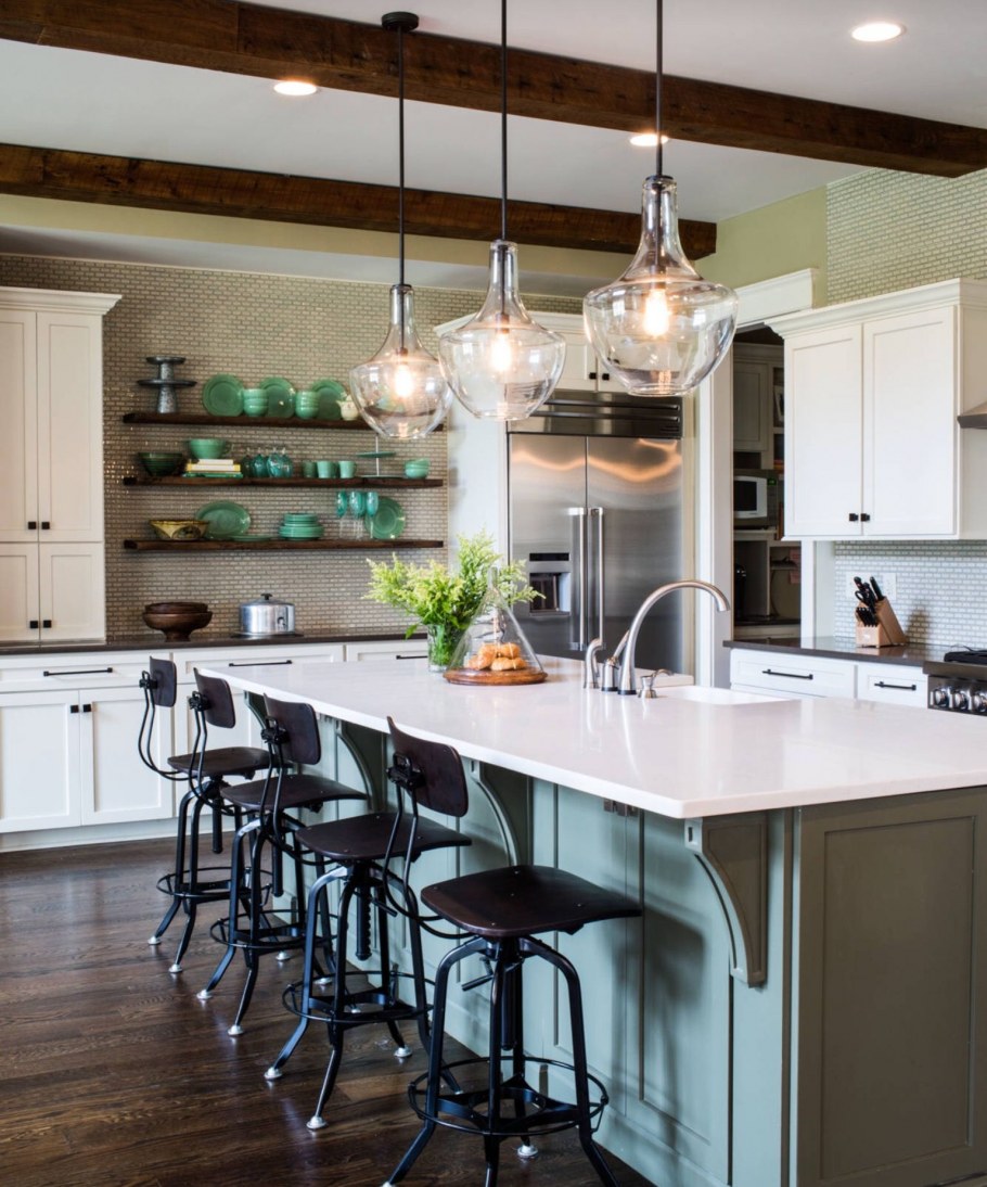Светильники над кухонным островом
