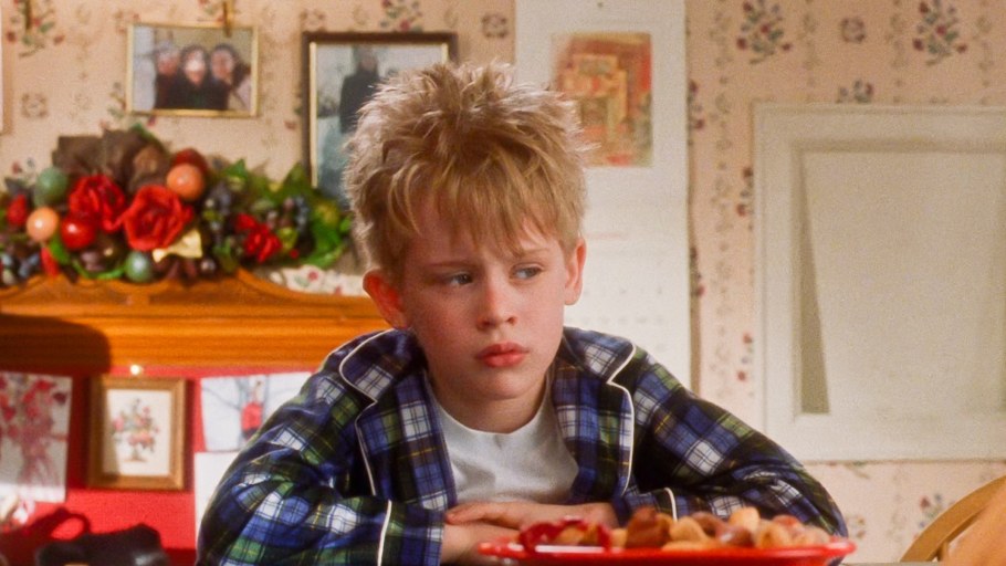 Малыш на кухне