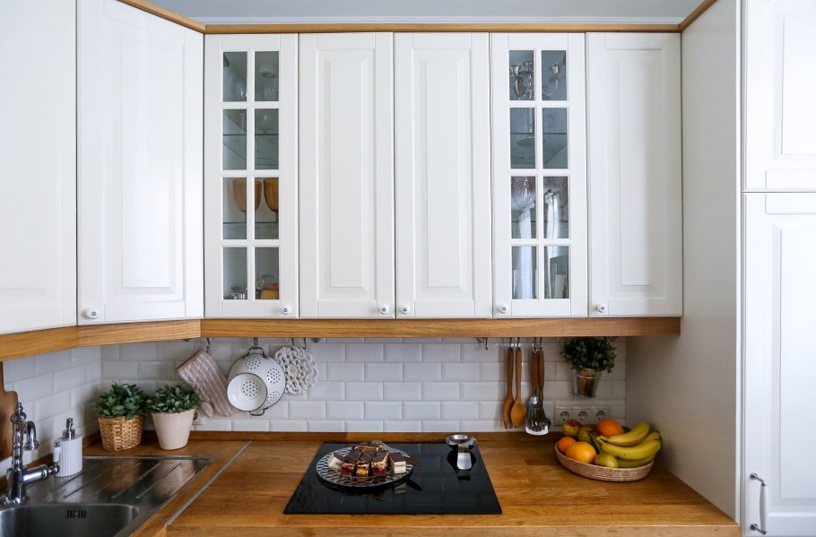 Кухня Будбин икеа белая с деревянной столешницей