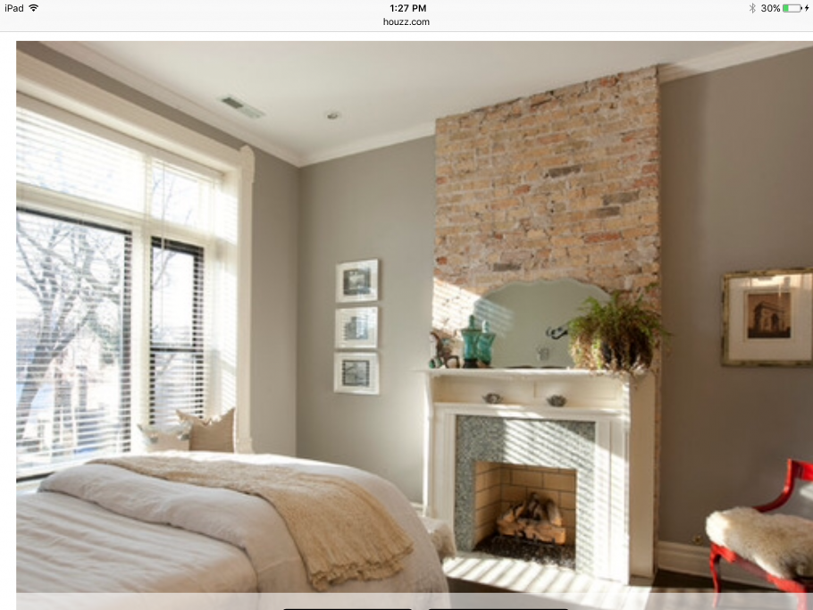 Кирпичный камин в интерьере спальни