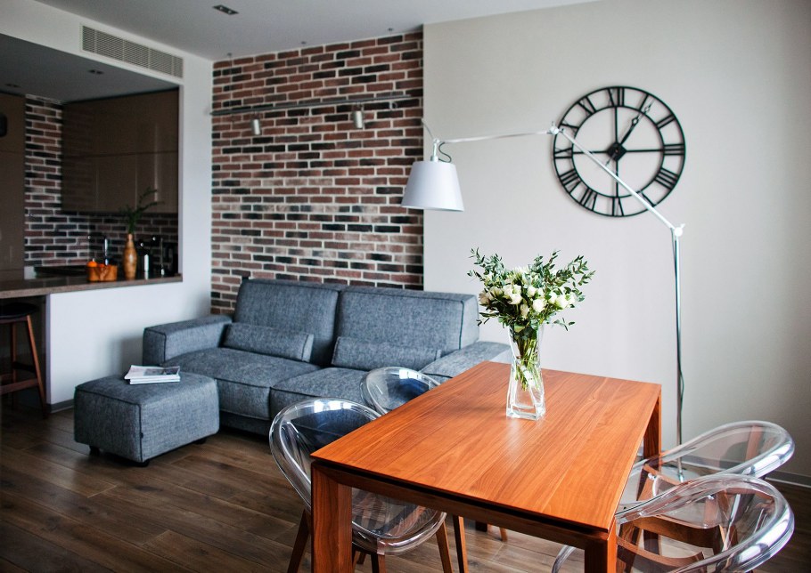 Студия с кирпичной стеной