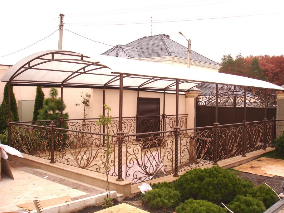 Навес с ограждением
