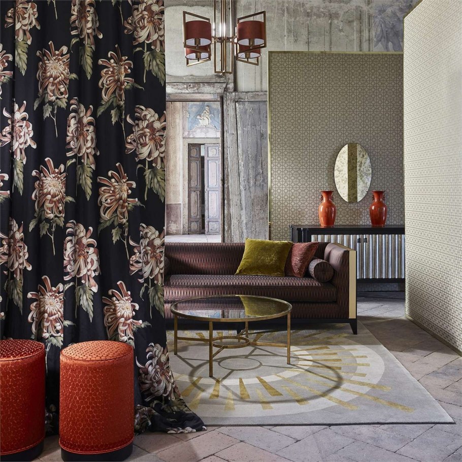 Бордовые обои в интерьере гостиной