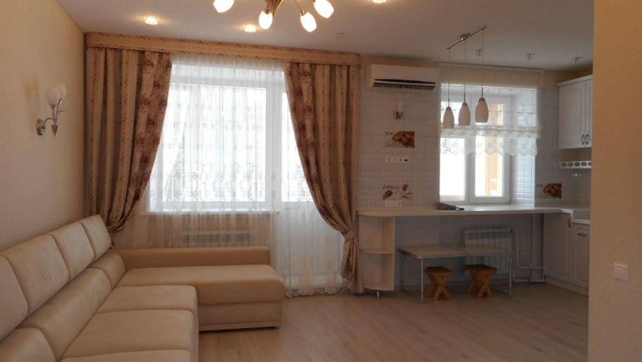 Дизайн кухни гостиной с двумя окнами