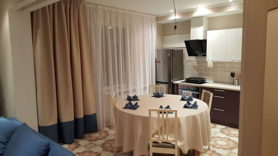 Шторы для кухни-гостиной с двумя окнами и балконом