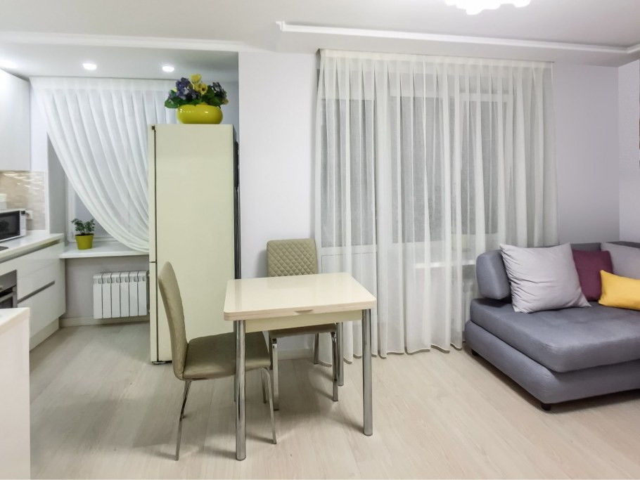 Шторы в гостиную совмещенную с кухней