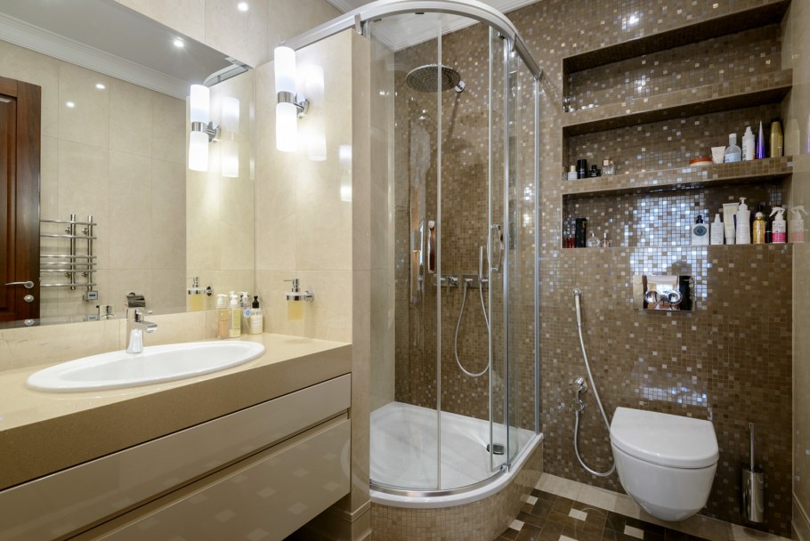 Ванная комната с душевой зоной