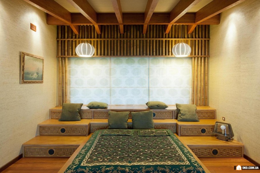 Спальня в деревянном доме в Восточном стиле