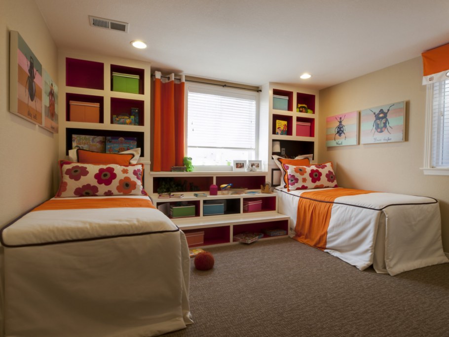 Планировка комнаты с двумя кроватями