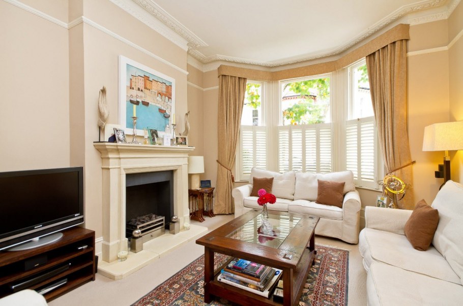 Гостиная с камином и Эр