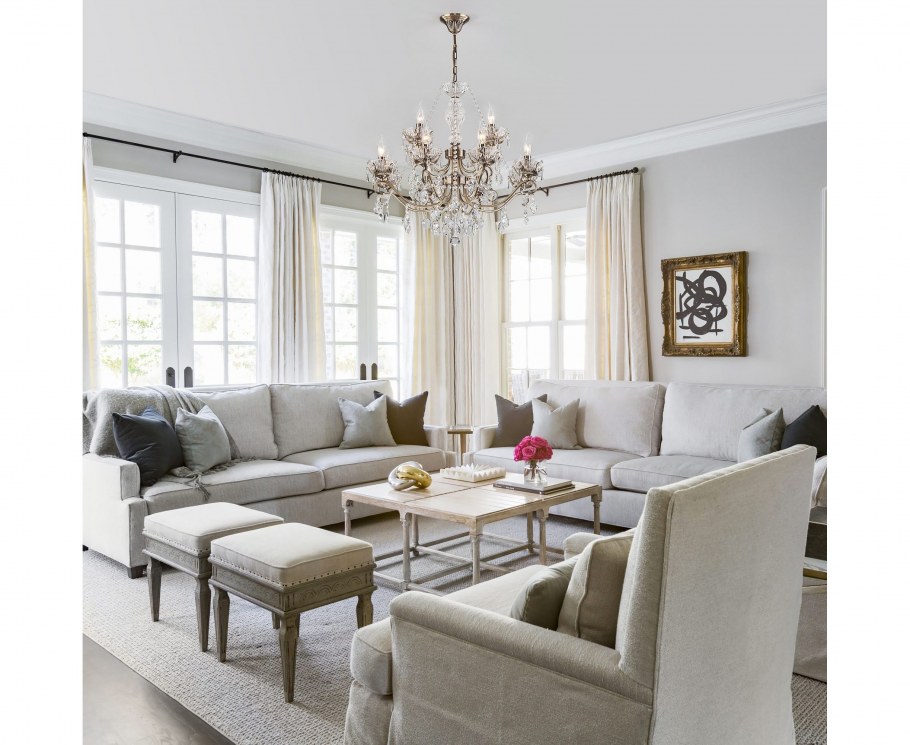 Гостиная с тремя окнами