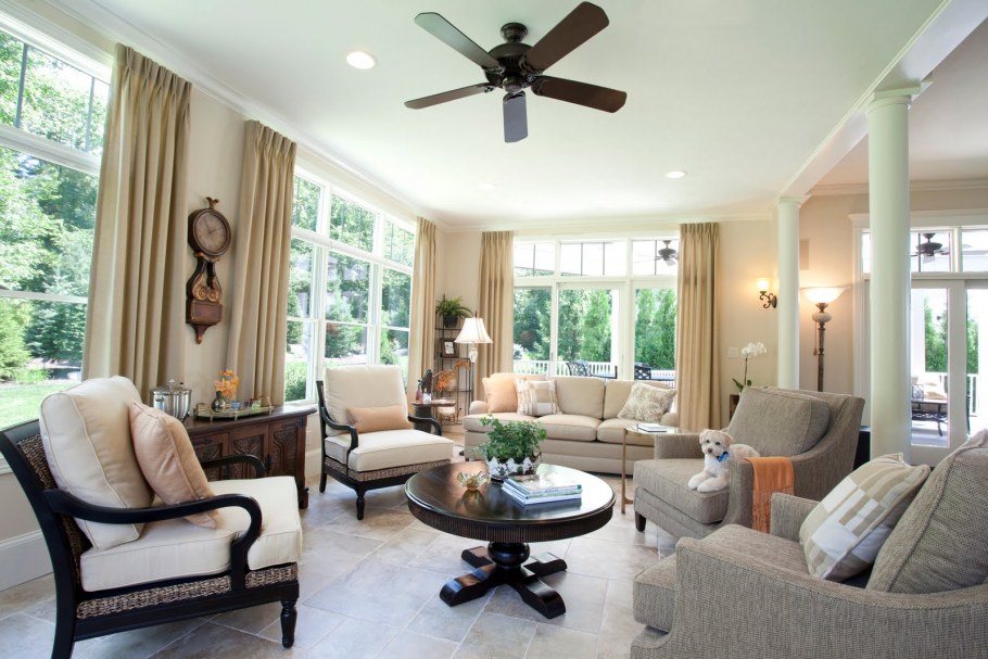 Гостиная с несколькими окнами