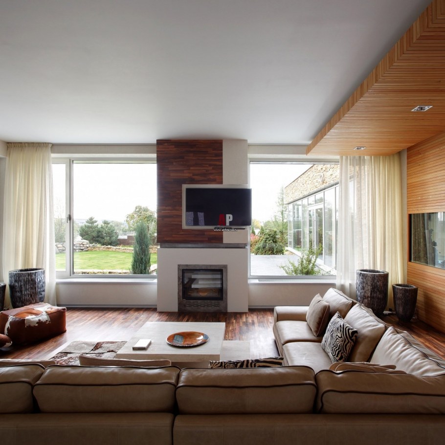 Камин между окнами в гостиной