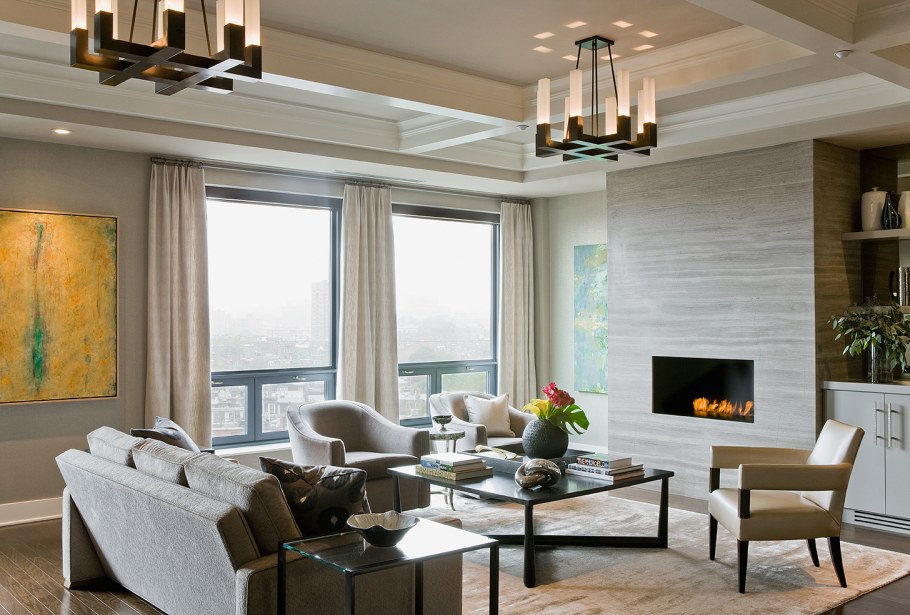 Интерьер гостинной с разными окнами