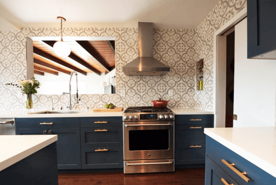 Темные обои на кухне