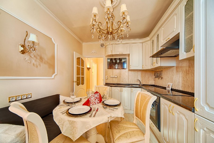 Классическая кухня белая с эркером