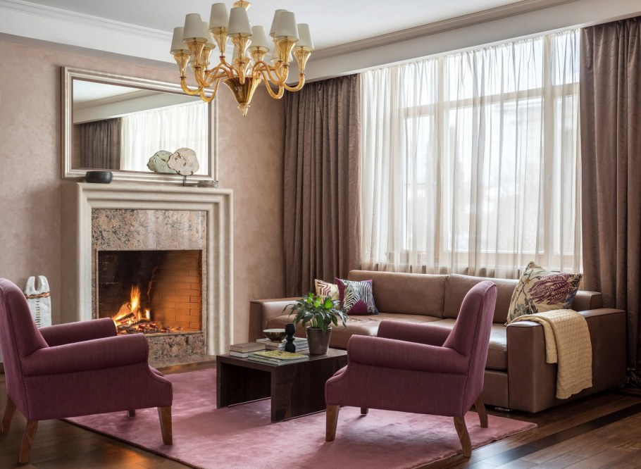 Гостиная в стиле современная классика с камином