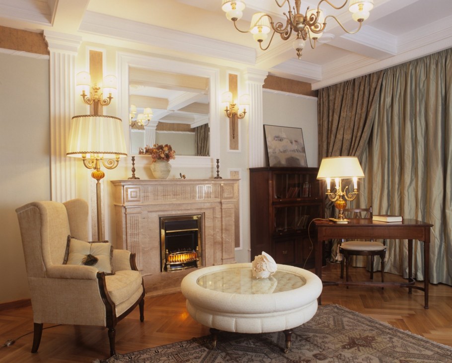 Гостиная в стиле Ампир с камином