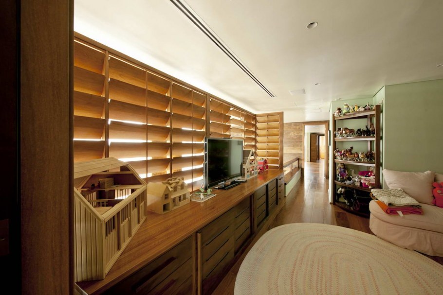 Отделка городской квартиры деревом