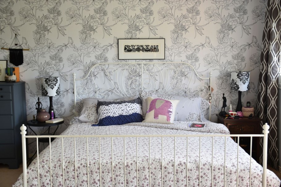 Пестрые обои в спальне