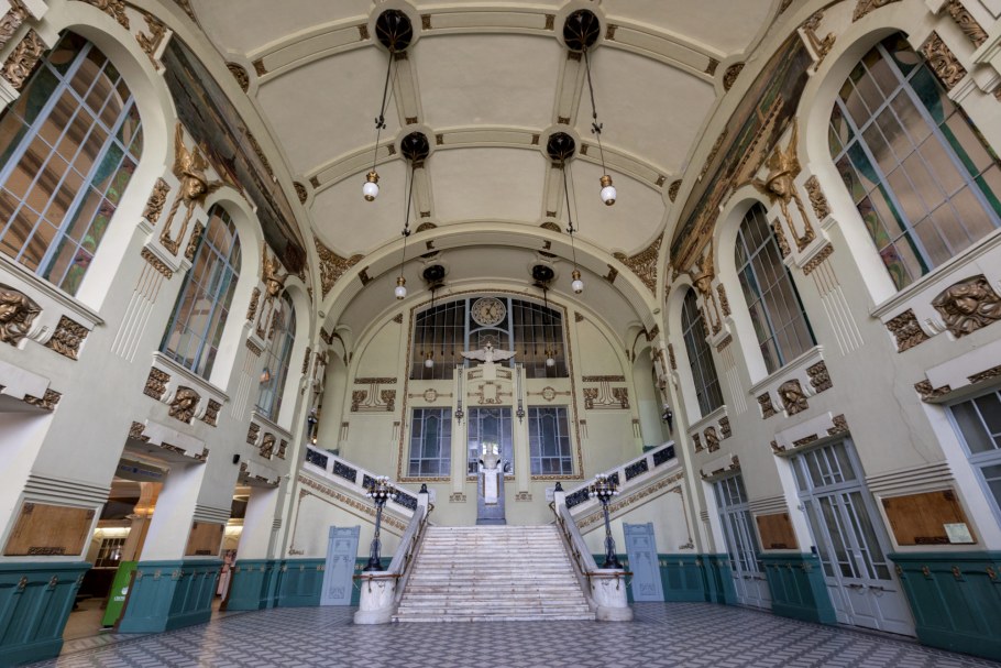 Лифт на Витебском вокзале в Санкт-Петербурге