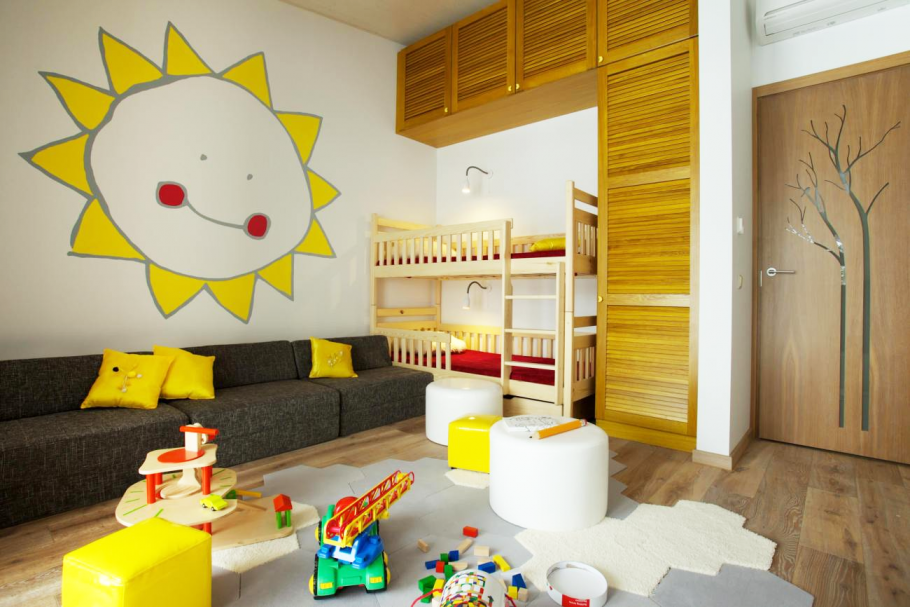 Детская комната в желтом цвете