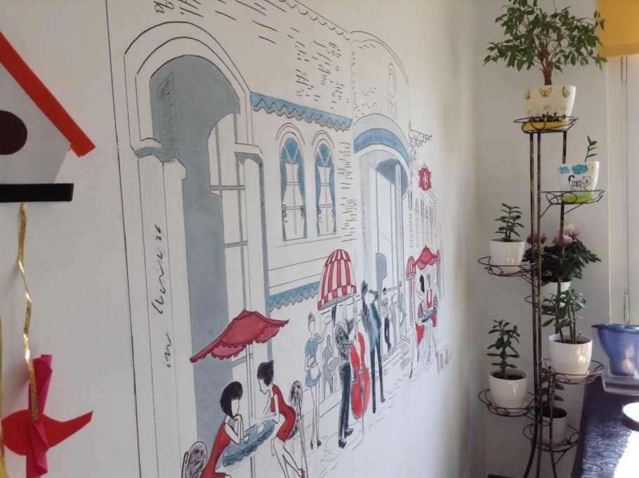 Рисунки на стенах в кафе