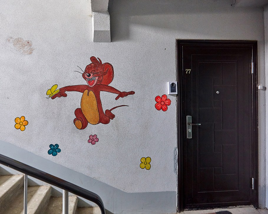 Разрисованные стены в подъезде