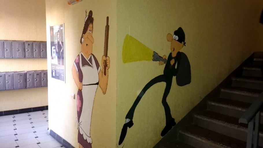 Роспись стен в подъезде