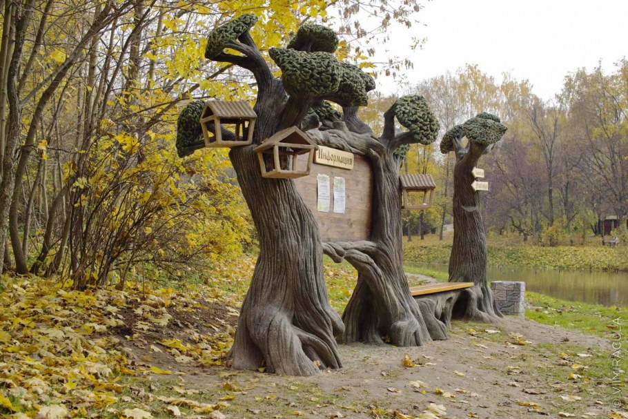 Большие деревья в саду