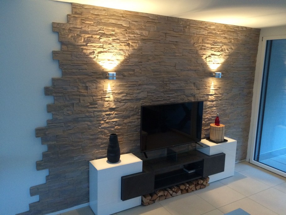 Каменная колонна в интерьере