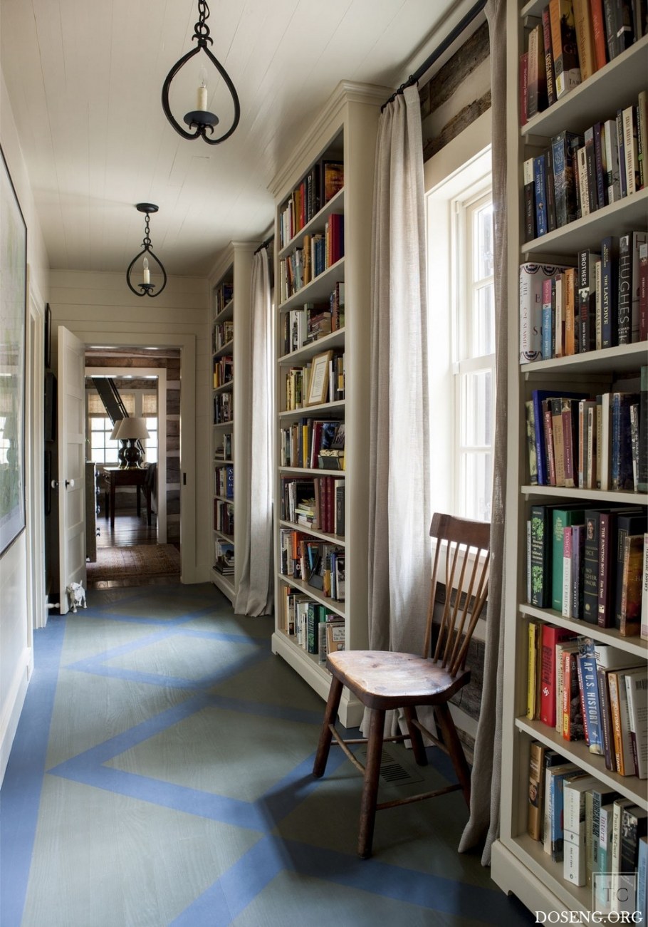 Книжный стеллаж в коридоре