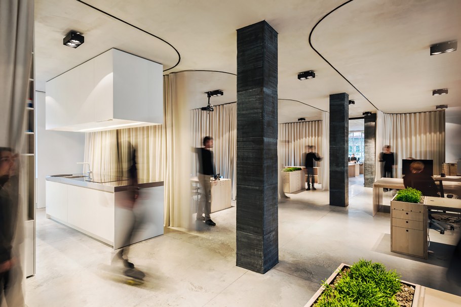 Столб между кухней и гостиной