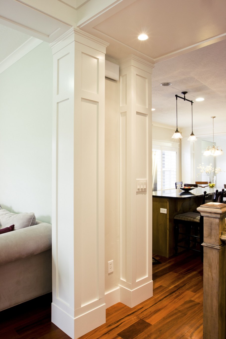 Каменная колонна в интерьере