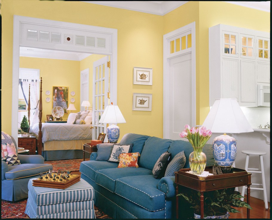 Гостиная в сине желтых тонах