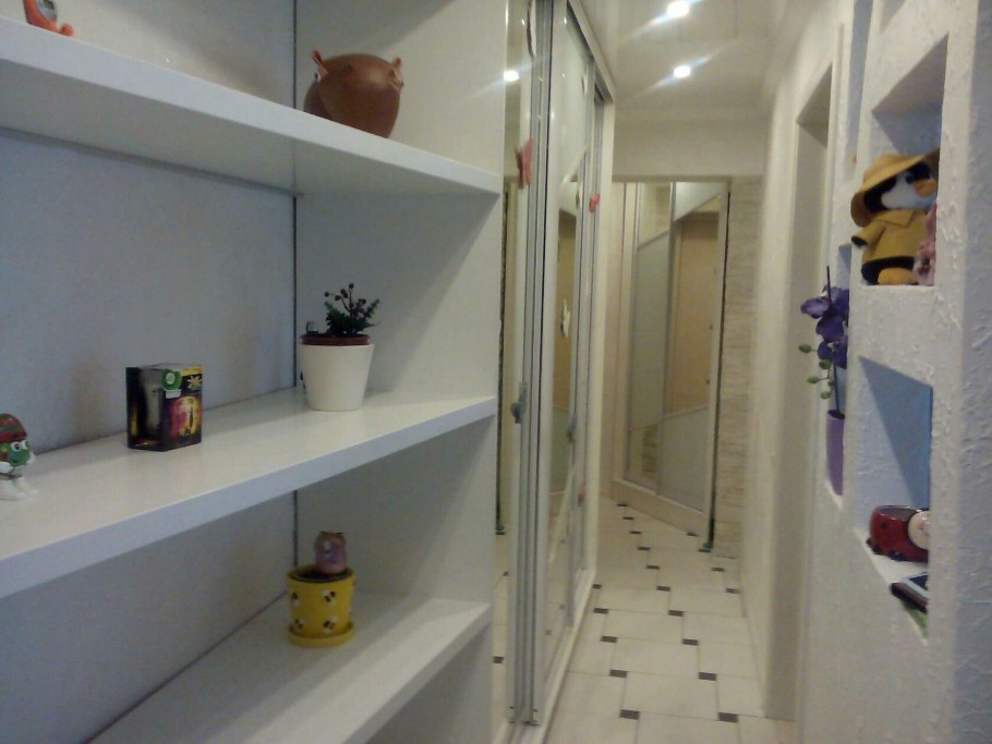 Прихожая для узкого коридора в панельной девятиэтажке