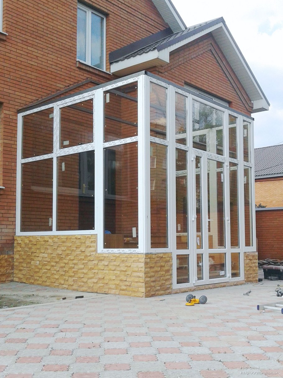 Застекленное крыльцо