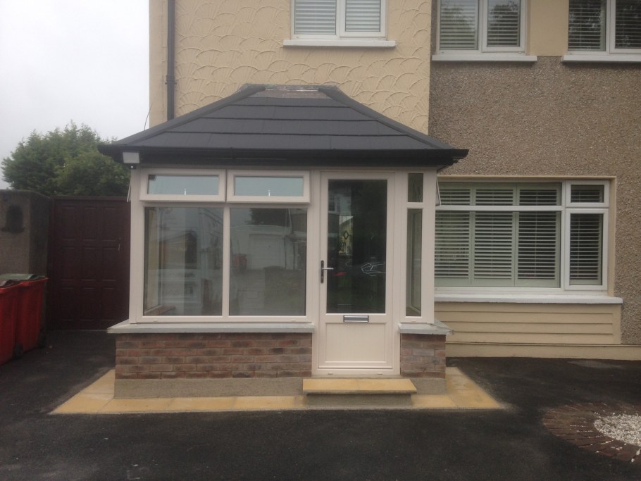 Двухэтажный дом с крыльцом