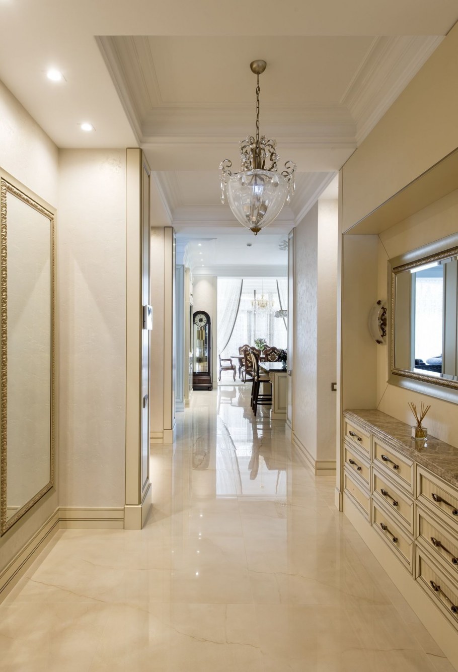 Красивая большая прихожая