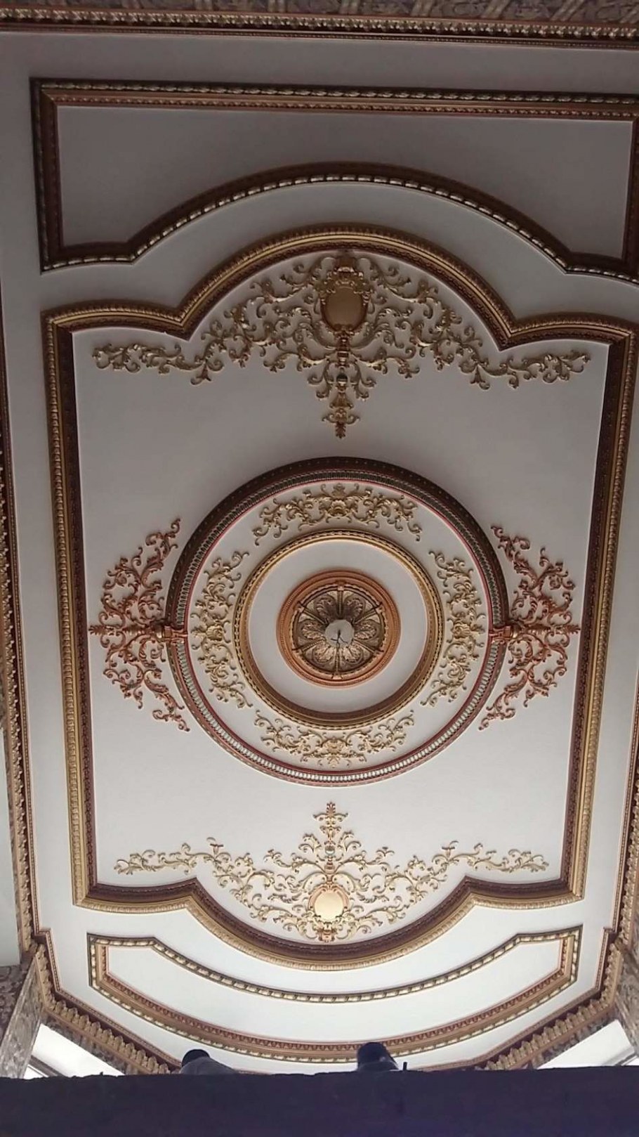 Классические фигурные потолки