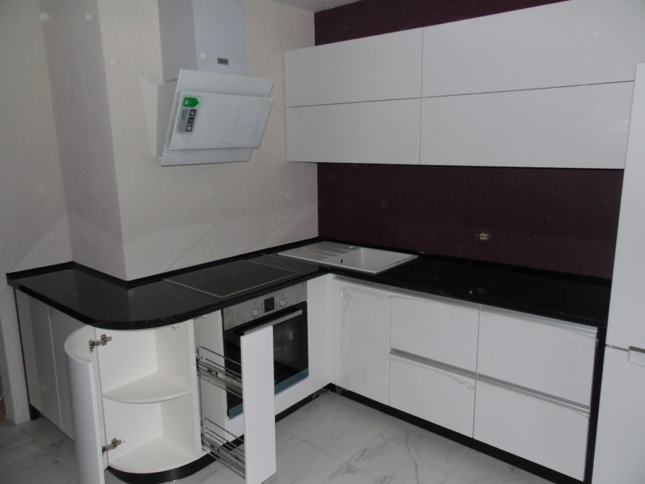 Белая кухня с черным постформингом