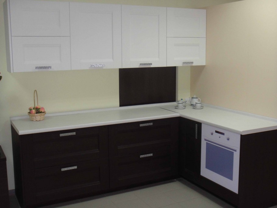 Белая кухня со столешницей венге