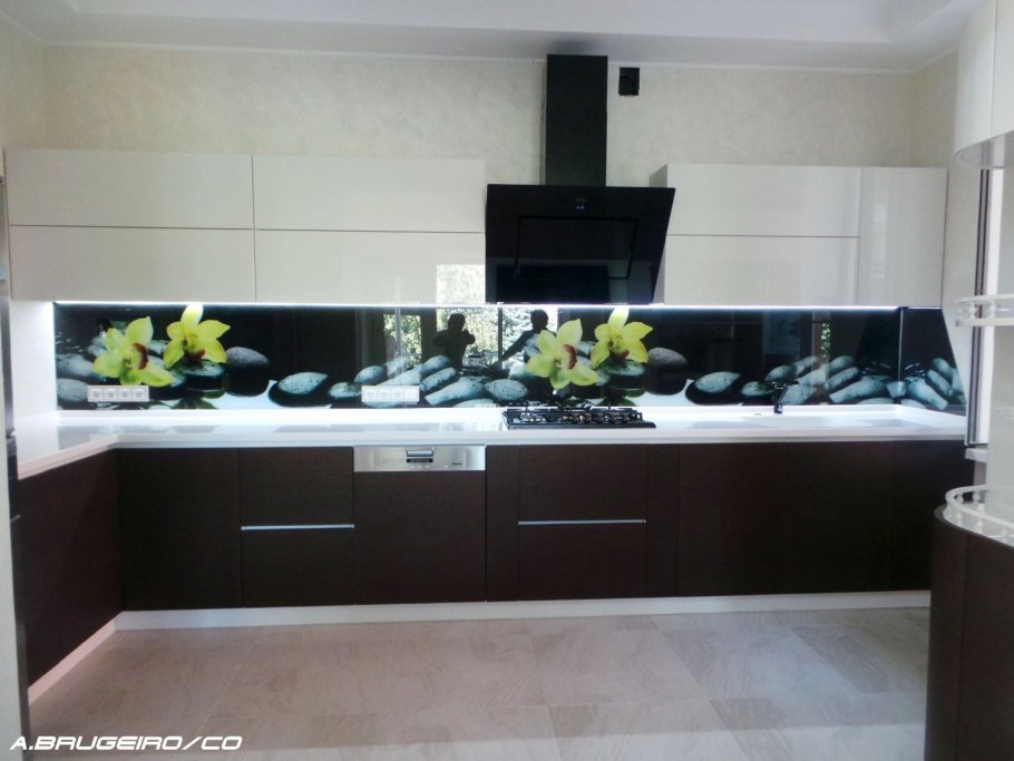 Кухня венге с белым фартуком