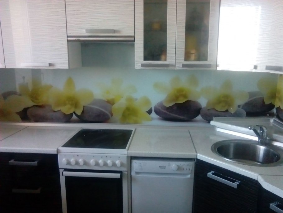 Кухня белый верх черный низ фартук